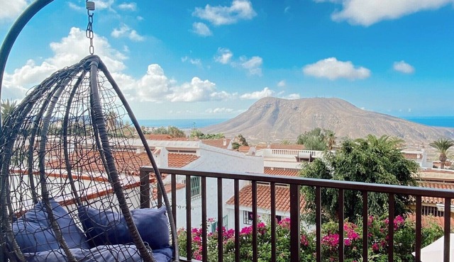 Beautiful apartment 98 sqm with sea view 2 bedrooms, balcony + terrace, pool, free wifi in Chayofa
