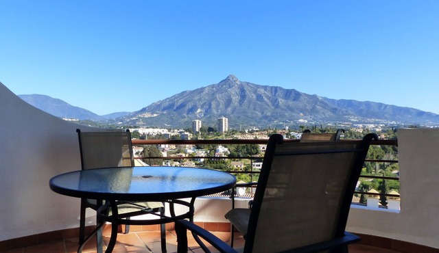 Beautiful Apartment in Señorio de Aloha, Puerto Banus, Marbella (up to 4 people) in Marbella