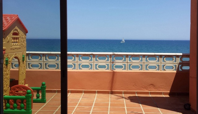 Beautiful Beachfront House in Valencia, Spain. Pool, Wifi, Terrace, SUP in Sueca