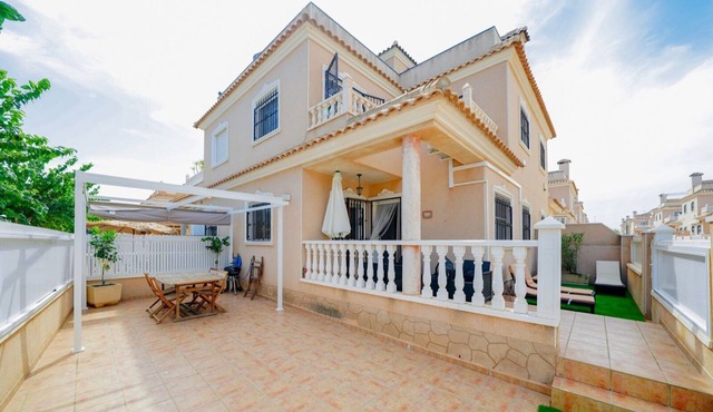 Beautiful house with terrace, swimming pool, located 700 m from the sea (6 pers) in Torre de la Horadada