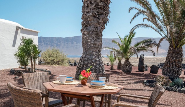 Beautiful House "La Casita" with Sea and Mountain View, Garden & Terrace in Famara