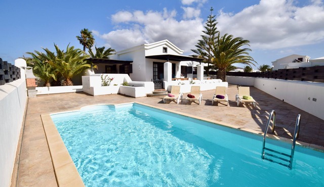 Beautiful villa & Private pool & Free wifi& parking & BBC international channels in Playa Blanca