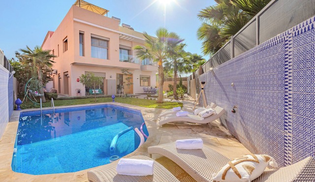 Beautiful villa with swimming pool near the city center