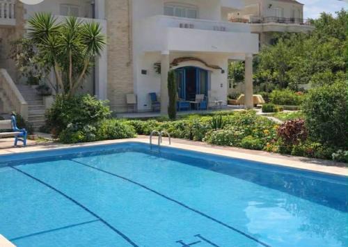Blue Family Villa - Large Pool - Airco - Up to 10 Guests - 3 Min Walk to Beach