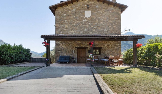 Casa Montenegro: Rural Retreat with Mountain Views, Garden, and BBQ in Las Colladas