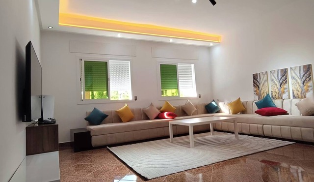 Charming Apt 2BR w/free Parking, Netflix & WI-FI.
