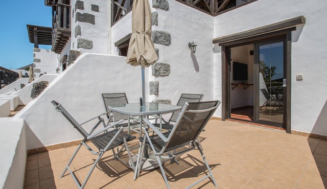 Charming Apartment "2" with Terrace, Community Pool & Wi-Fi in La Asomada