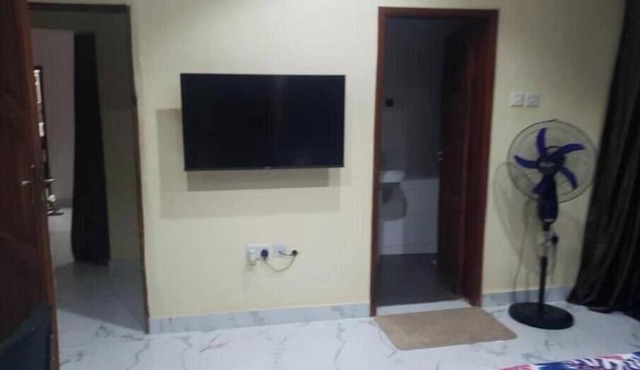 Charming Executive Suite with Garden Views at AJALA Lodge, Badagry