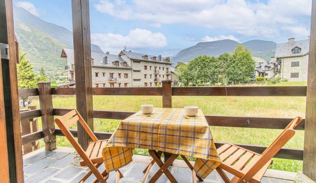 Charming Pyrenean Flat with Terrace, Views & Pool in Anciles