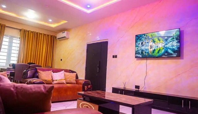 City-Chic Ikeja 2BR Escape: 24/7 Power, Fast WiFi, Airport, Shops & Eats - Lagos