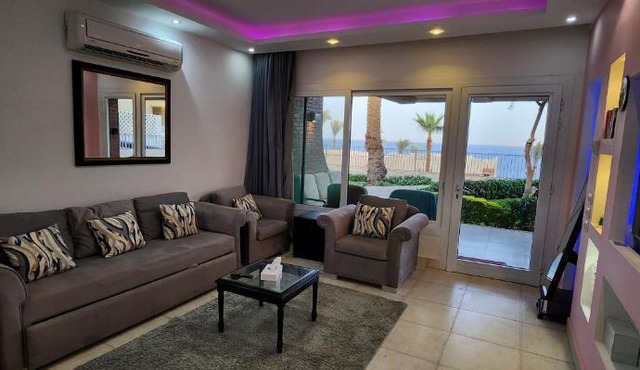 Cosy Romantic Sea View Villa at a 5 Hotel