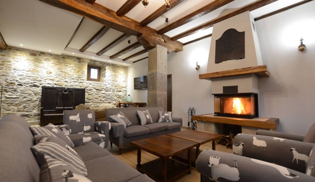 Cottage with Jacuzzi, Barbecue and Garden in Zubiri