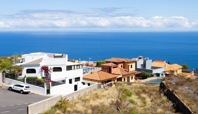 Cozy studio with breathtaking sea and Teide views, quiet neighborhood. in LA GUANCHA