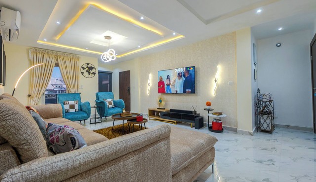 Elegant 2BR in Lekki Phase 1 Steady Power, Pool, PS5 , Fast WiFi, Balconies