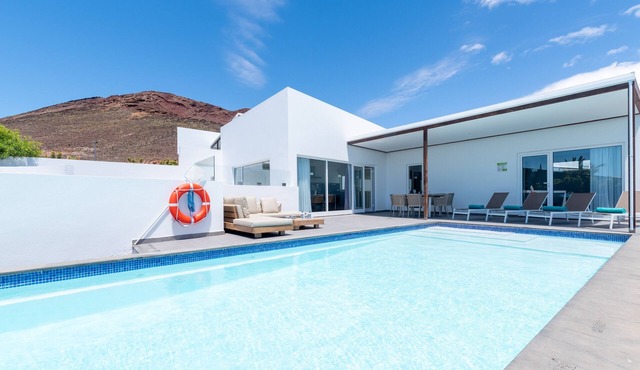 'Ereza Villas Royal Deluxe Hoopoe- 9' with Mountain View, Wi-Fi and Air Conditioning in Playa Blanca