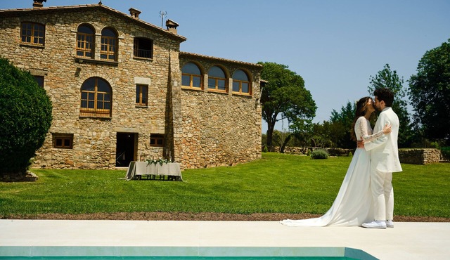 Fantástica Masía Rodeada de más de 10.000 m2 de Jardín con una Preciosa Piscina in Serinyà