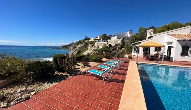 First Line Villa Seafront With Private Pool and Direct Access to the Sea! in VC