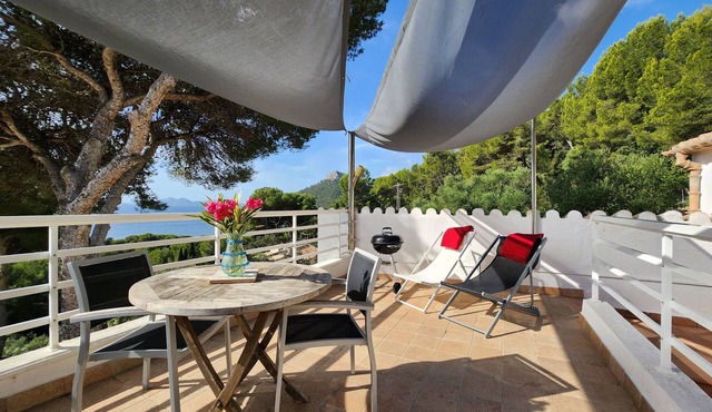 FORMENTOR studio, panoramic view, direct sea access, swimming pool, air conditioning, wifi, parking in Pollensa