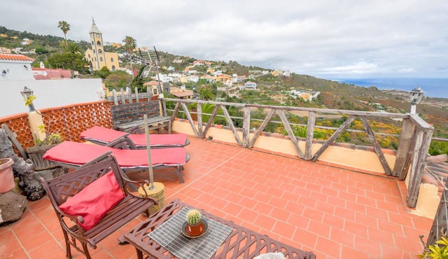 Holiday Home "Carmela" with Amazing Ocean Views, Terrace & Wi-Fi in La Guancha