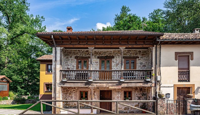 Holiday Home 'El Floreu De Remis' with Private Terrace, Private Garden and Wi-Fi in Cangas de Onís
