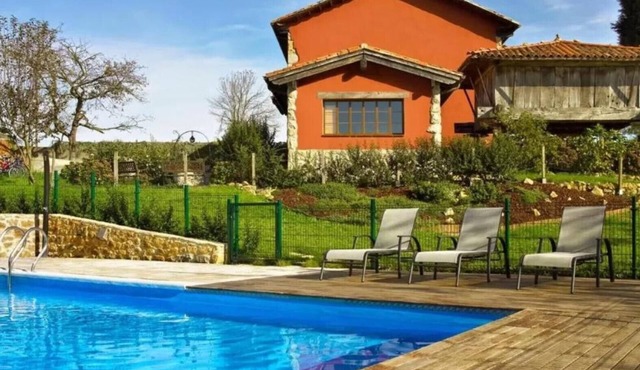 Holiday Home 'El Pedrueco Turismo Rural' with Mountain View, Shared Pool and Wi-Fi in Nava