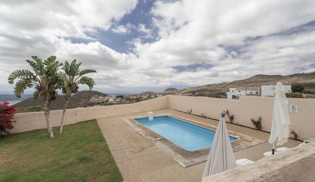 Holiday Home 'El Pinito' with Sea View, Wi-Fi and Air Conditioning in Granadilla