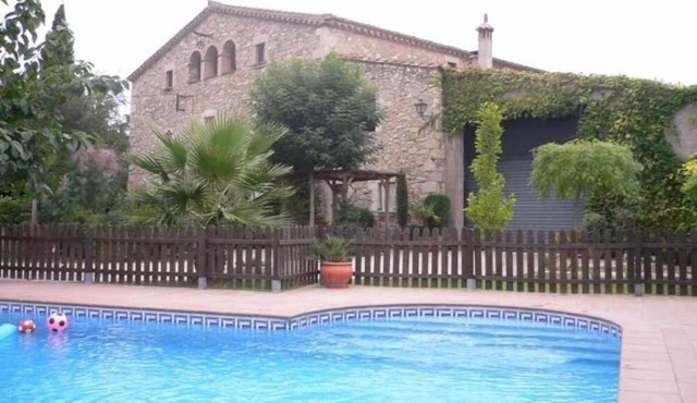 Ideal for vacations in family. Emplacement favoured to visit the zoneBig house in Bordils