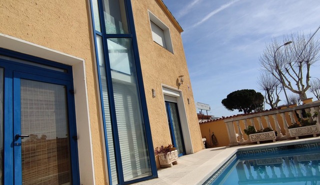 INDEPENDENT VILLA 4 BEDROOMS WITH PRIVATE POOL in Empuriabrava