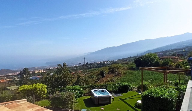 Lodging with spa. Sea/mountain views.15 minutes from Socorro beach. in Los Realejos