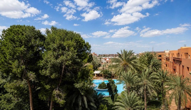 Luxury 3BR Apt - Gated Residence - Pools - City Center