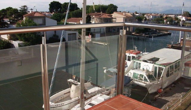 Magnificent 2-bedroom apartment sleeps 5 with marina and sea views in Roses