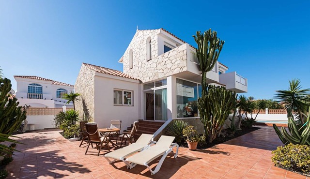 Modern central villa 3 min walk from the sea with garden and private parking in Corralejo (La Oliva)