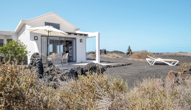 Modern House "El Loft" with Sea and Mountain View, Wi-Fi & Terrace in Famara