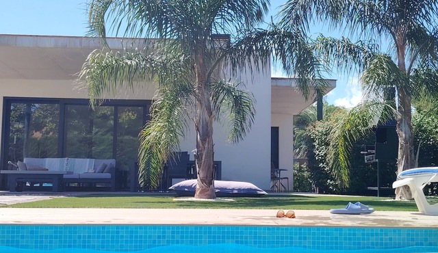 Modern Villa in Costa Brava, Private Pool, Garden, Sand beach 300m, Golf 5km in El Mas Pinell