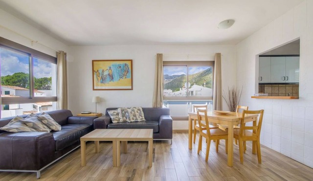 Pine Walk adjacent, 3rd floor apartment (with lift)WIFI beach 2 min great views. in Pollença