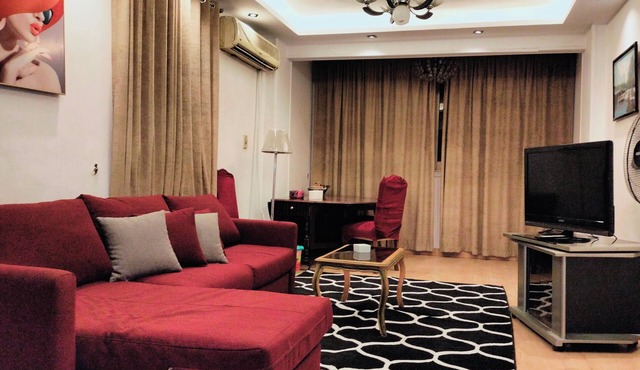 private condo two rooms and living room hot tub, air conditioning , WiFi , metro