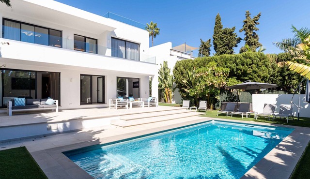 Private Luxury Villa, Heated Pool & Sauna in Marbella