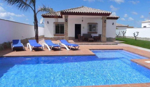 Private pool, outdoor kitchen and bar, free Wi-Fi, brick barbecue, shady verandas - Casa David - in Conil de la Frontera