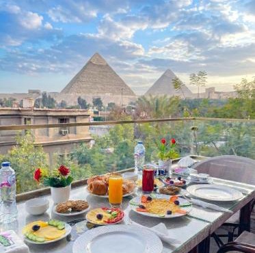 Queen Inn Pyramids View