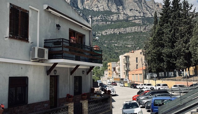 Rustic, spacious apartment next to the Montserrat mountain in Monistrol de Montserrat