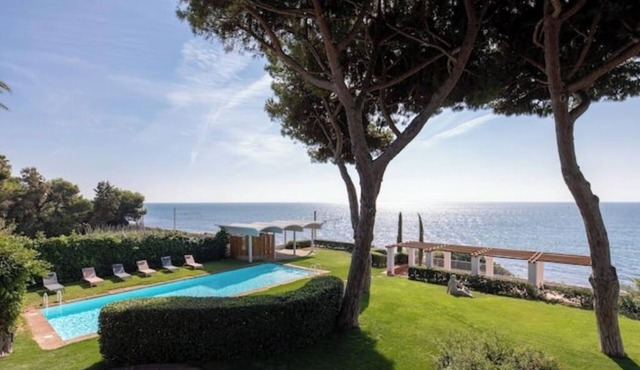 Seafront villa with private beach access in Mataró