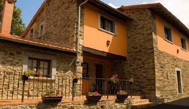 Self catering El Piconeiro for 8 people in Pravia