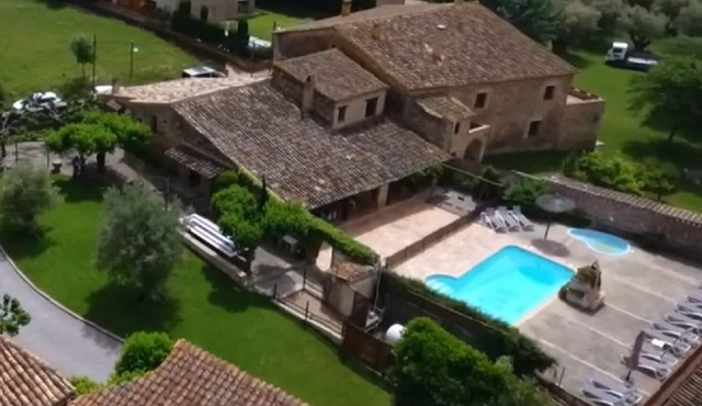 Small Cottage 15 people, communal pool, barbecue, Costa Brava at 17 km in SAUS CAMALLERA LLAMPAIES