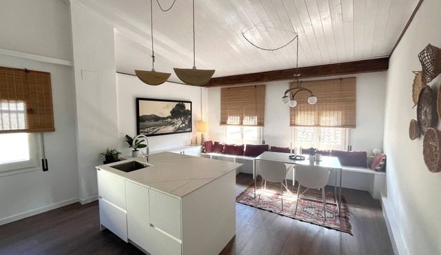 Spacious 3 bedroom historic home with bar area and multiple living spaces in Campdevànol