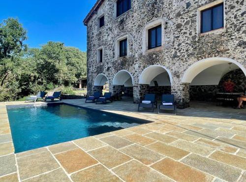 Spacious Country House for 8 near Olot Remote Work & Nature Escape in Olot