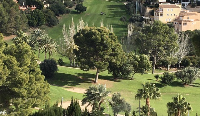 Spacious duplex, beautiful view of the golf course and sea. 120 m2. 5 mn from the beach in Altea