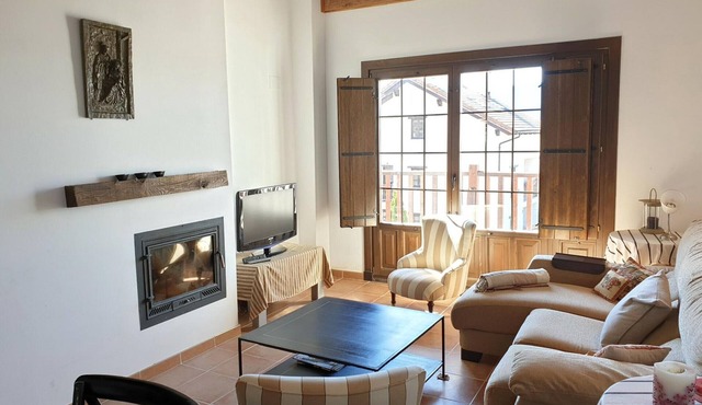 Spacious Duplex with Golf Course & Park Access Near Jaca in Jaca
