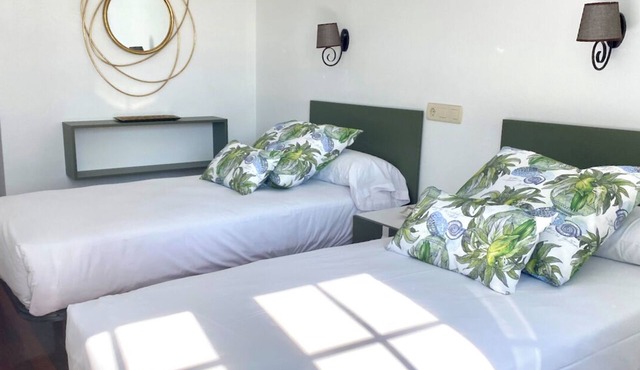 Spacious, comfortable apartment close to everything by foot. in O Porto de Espasante