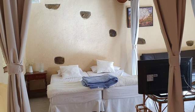 Spacious, original, cozy, flooded with light, fiberglass, autonomous in Torroja del Priorat
