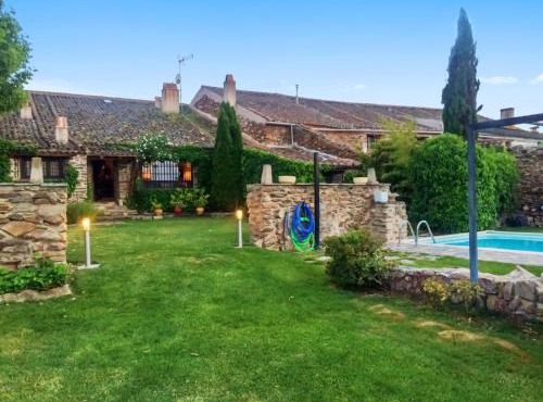 Spacious Villa with Pool in Domingo Garcia in Domingo García